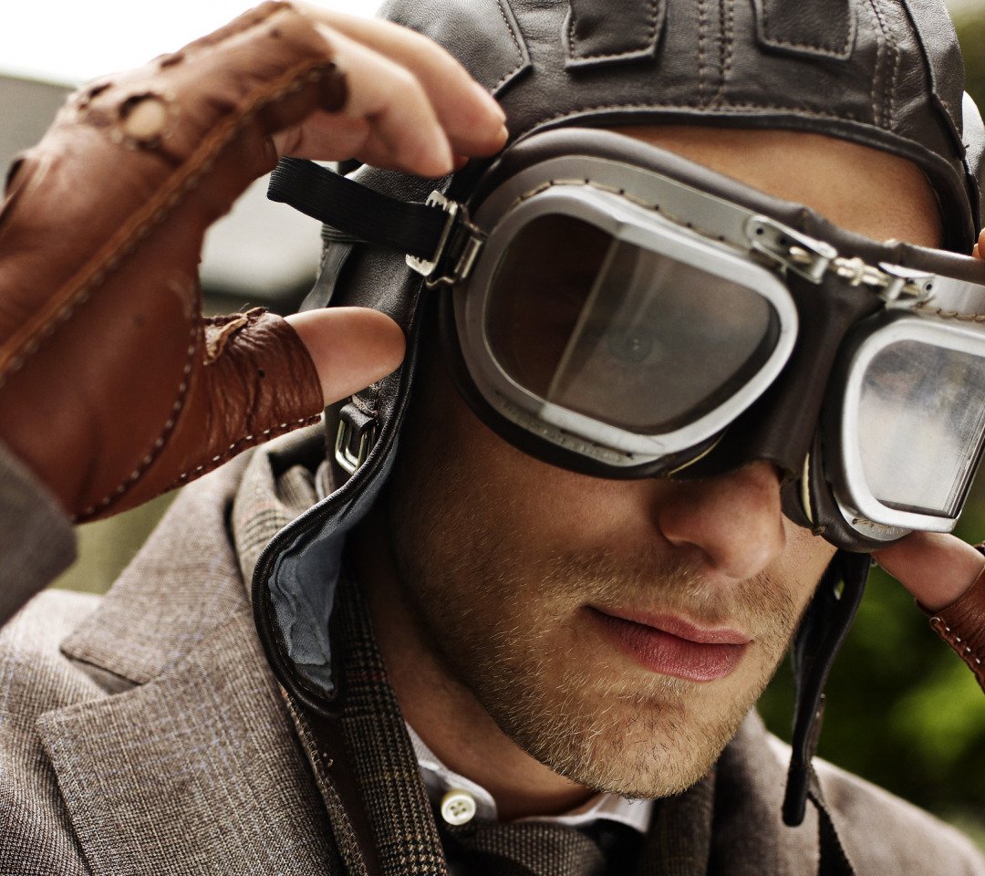 Мужчина в шляпе с сигаретой