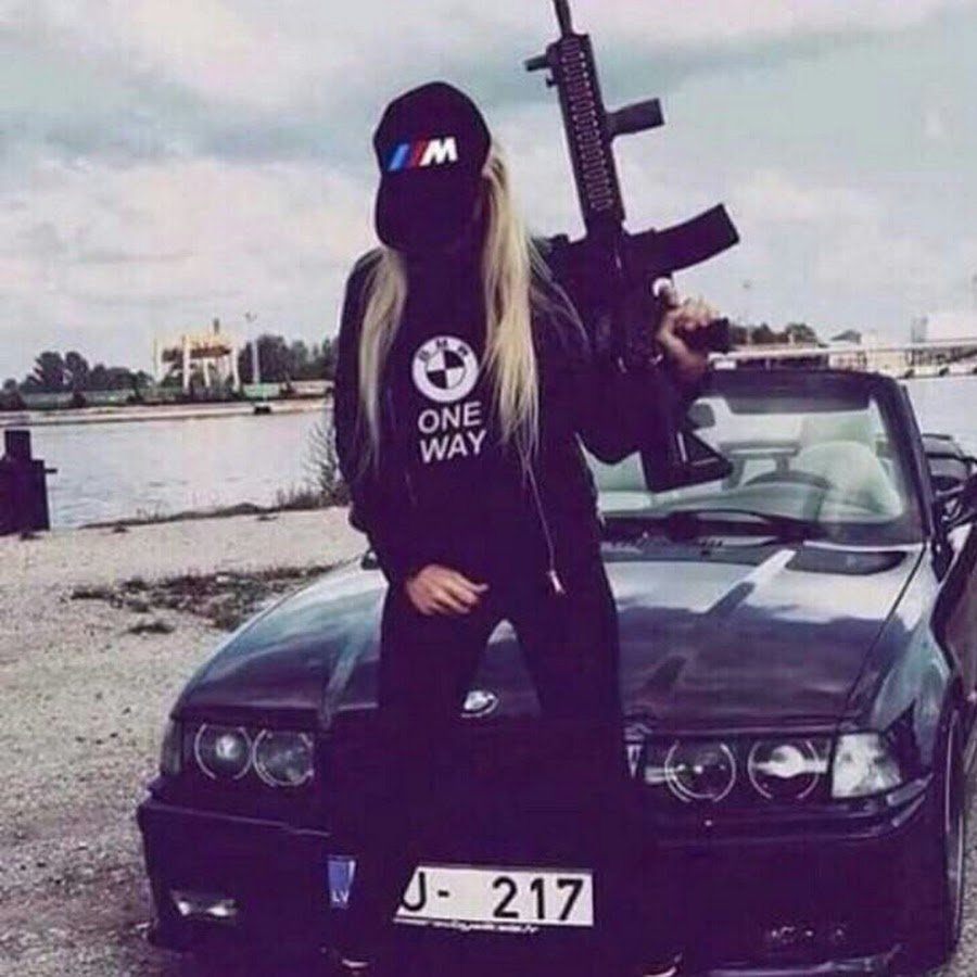 Нарисованная девушка в очках