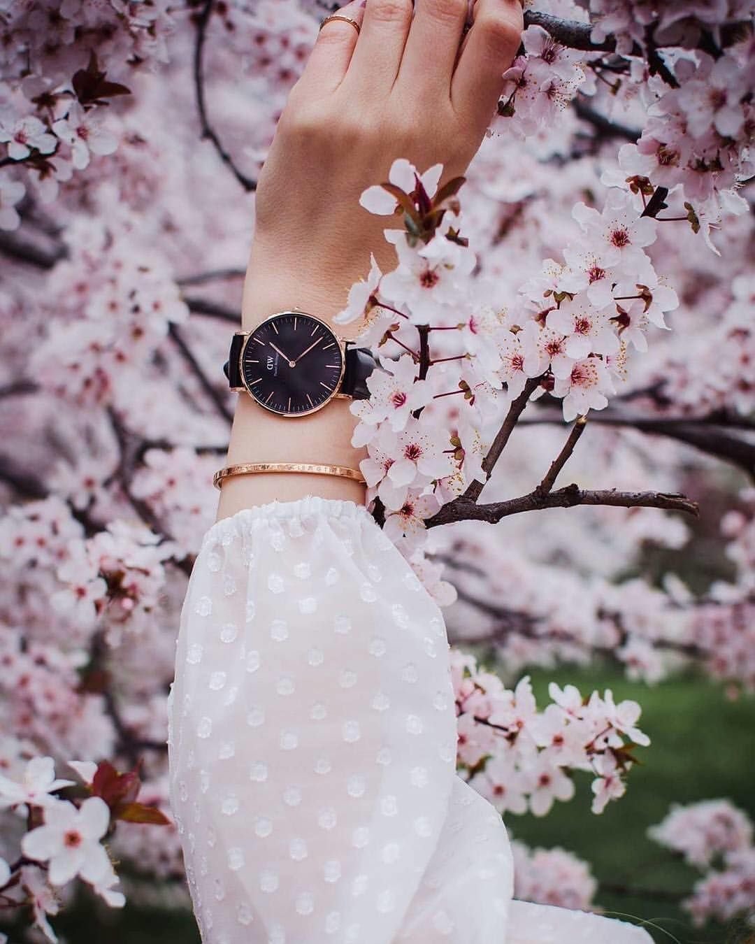 Девушка с цветами на аву