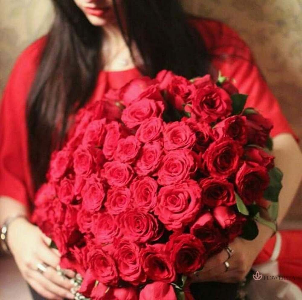 Брюнетка с букетом цветов