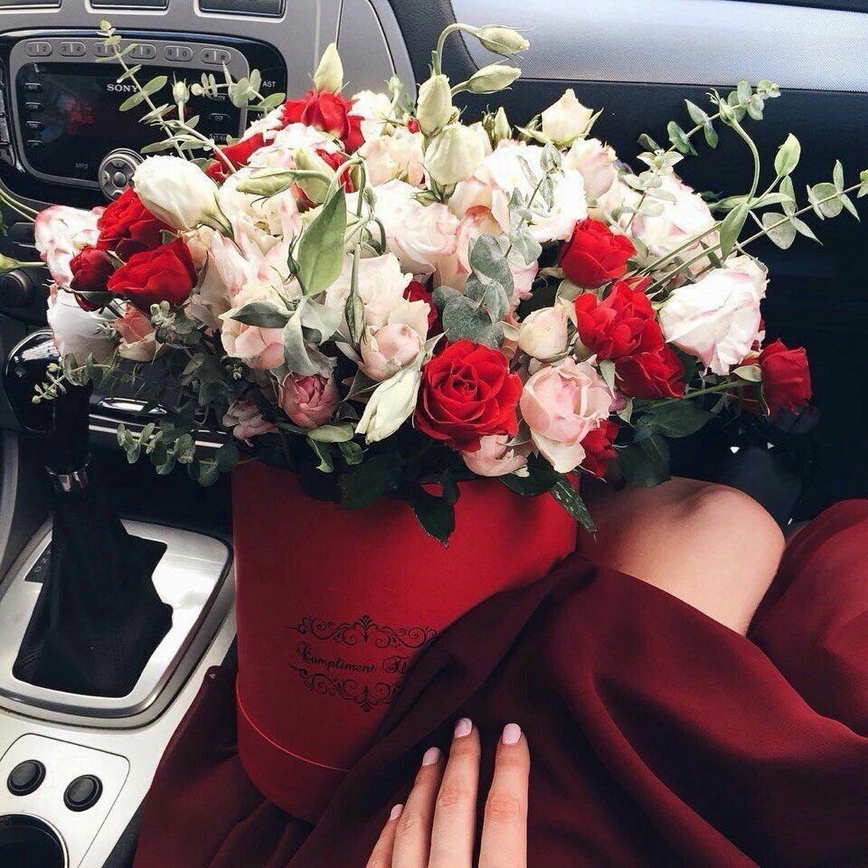 Цветы в руках у девушки