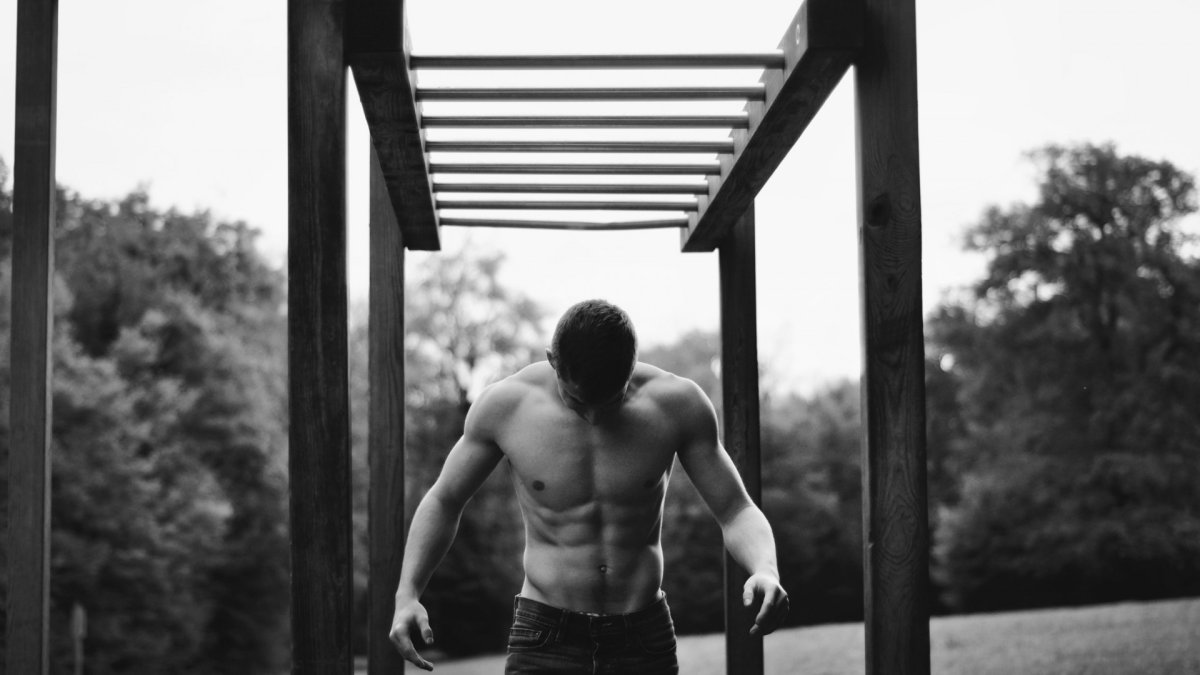 Уходящий мужчина со спины