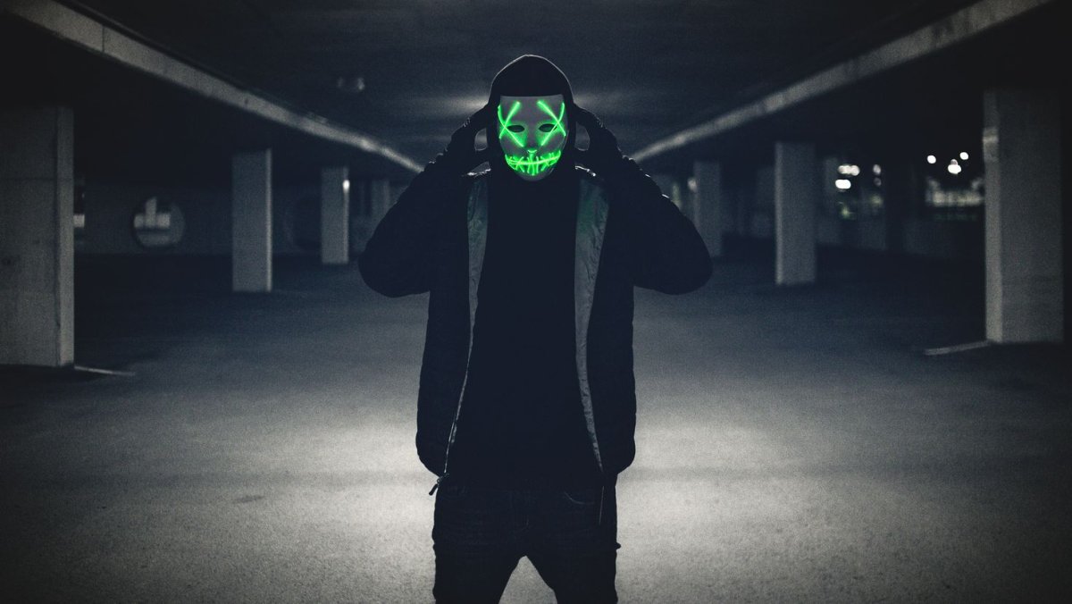 Человек в маске ночью