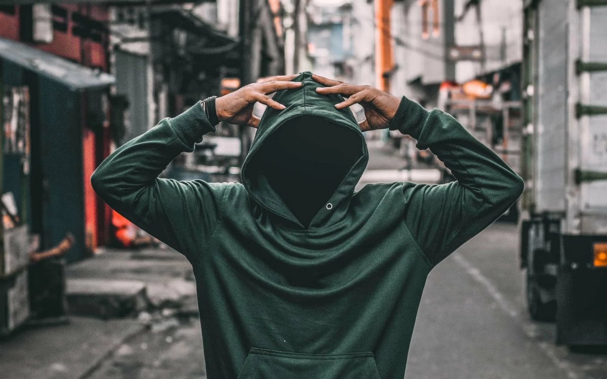 Парень в маске неон