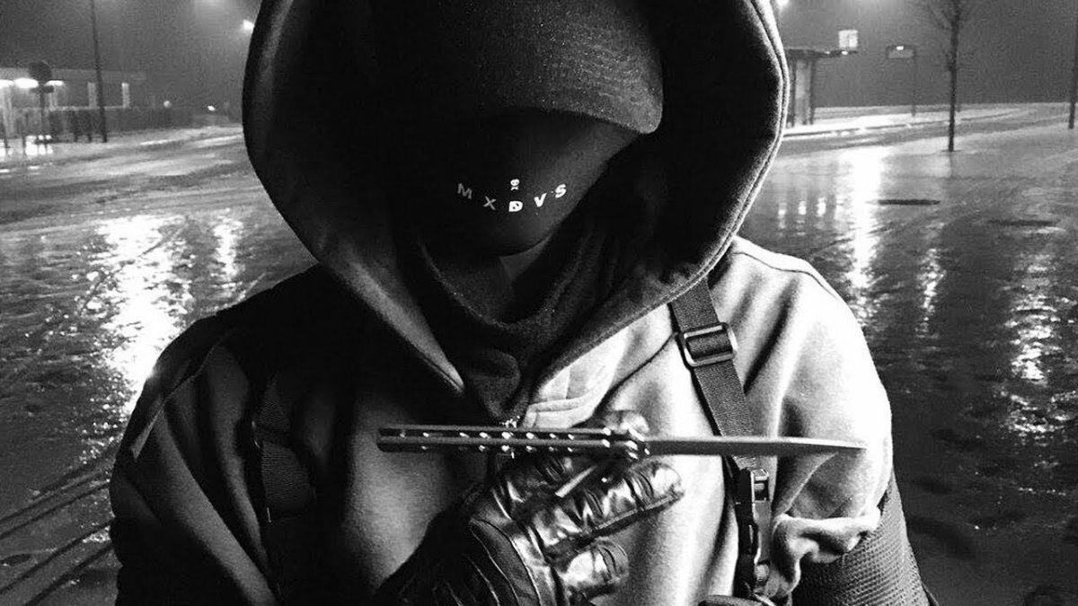 Парень в маске и капюшоне