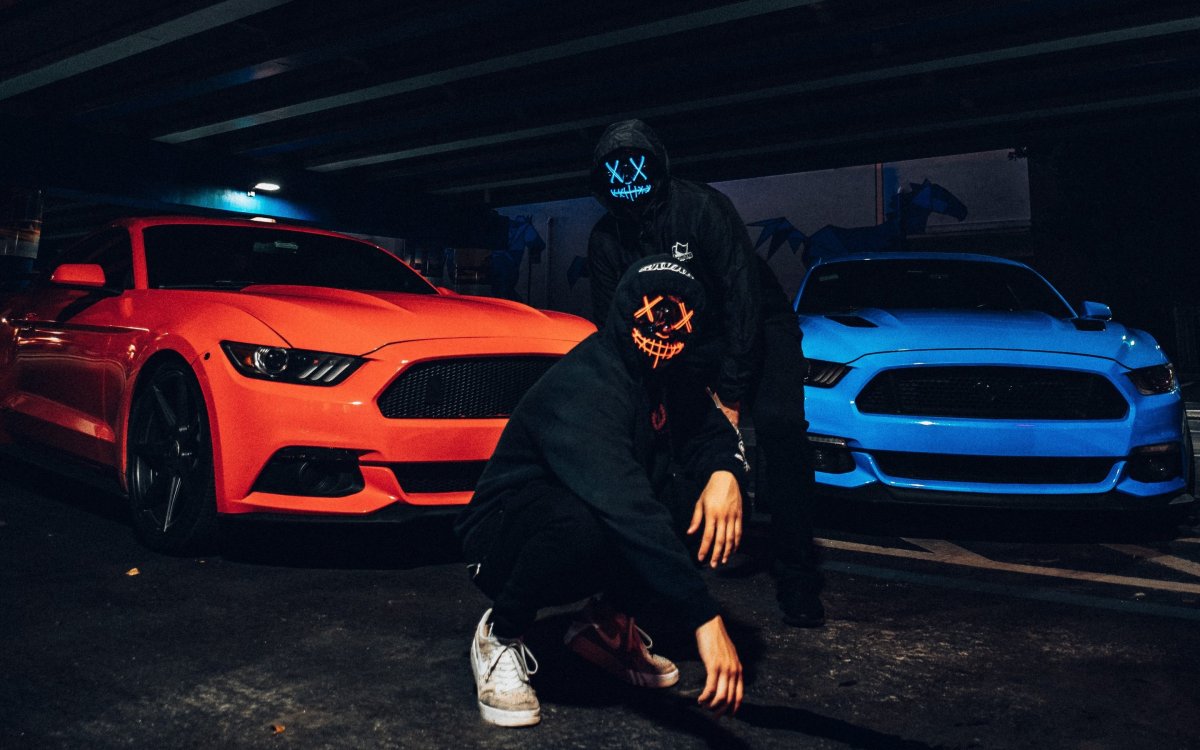 Крутые парни в масках возле машины