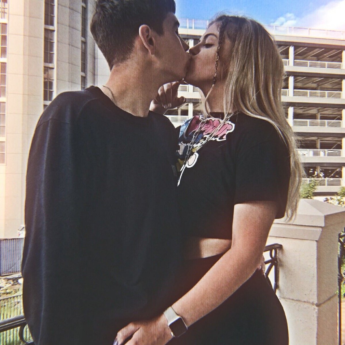 Влюблённые подростки