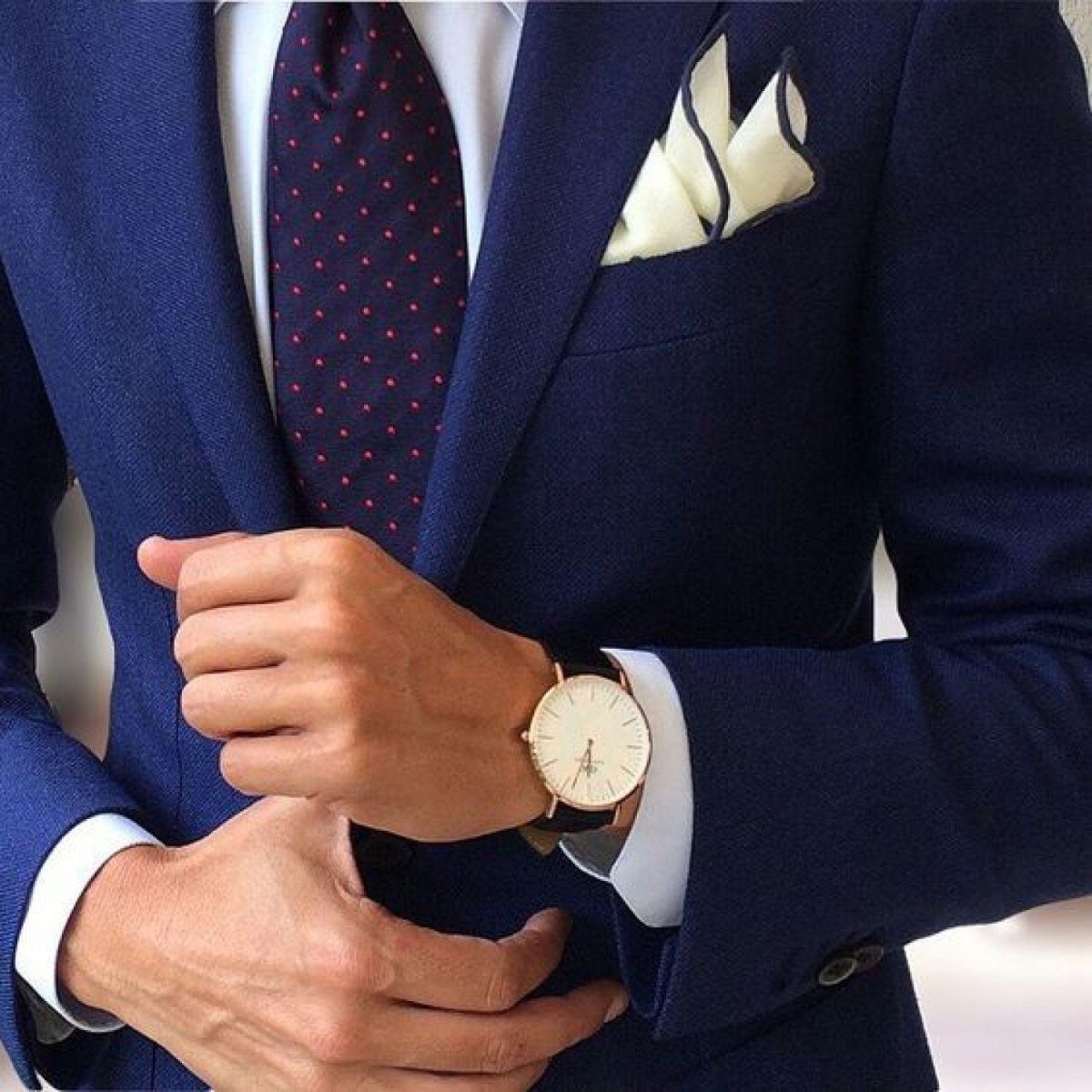 Мужчина в костюме на диване