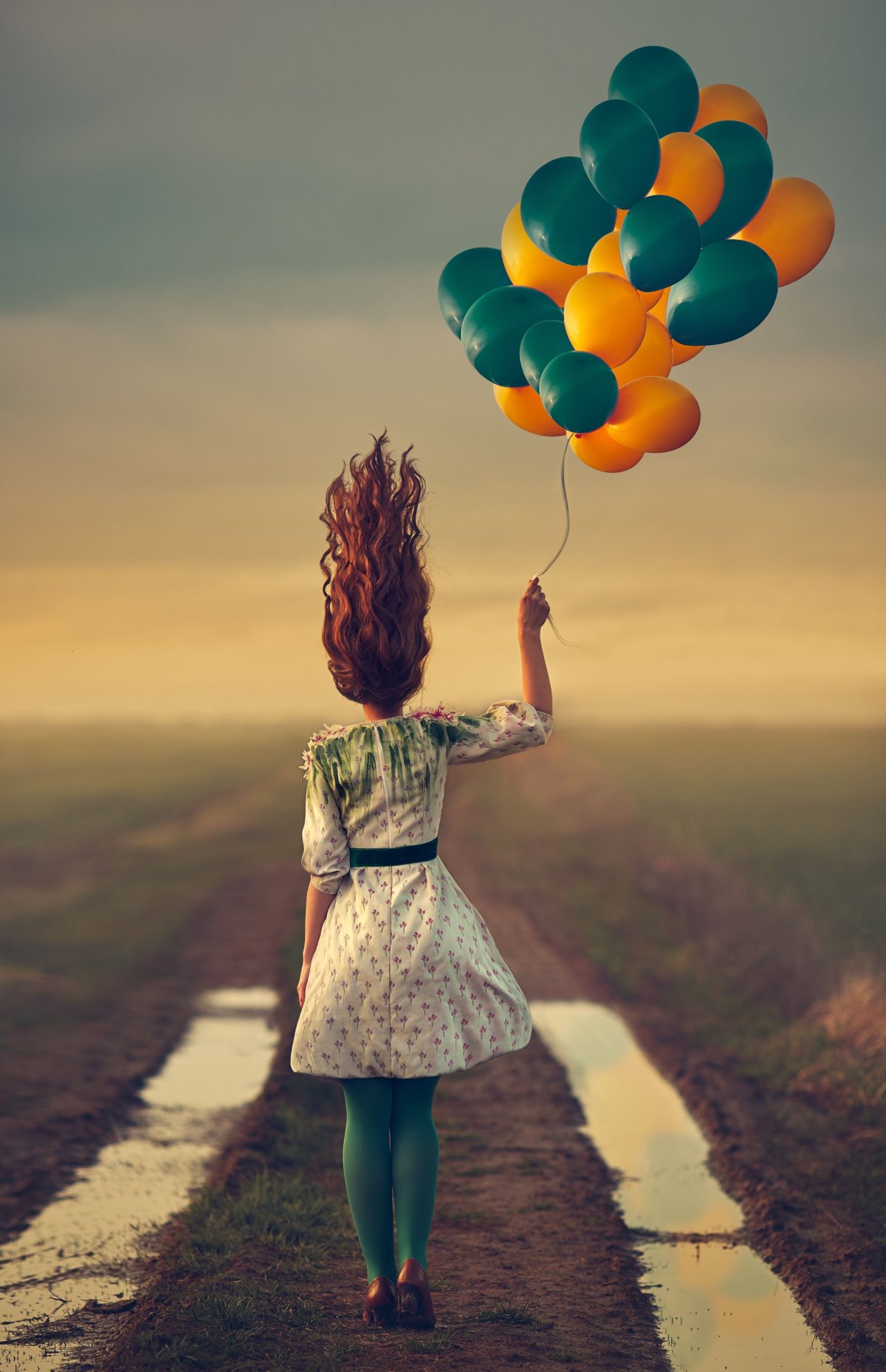 Девушка с зонтиком у моря