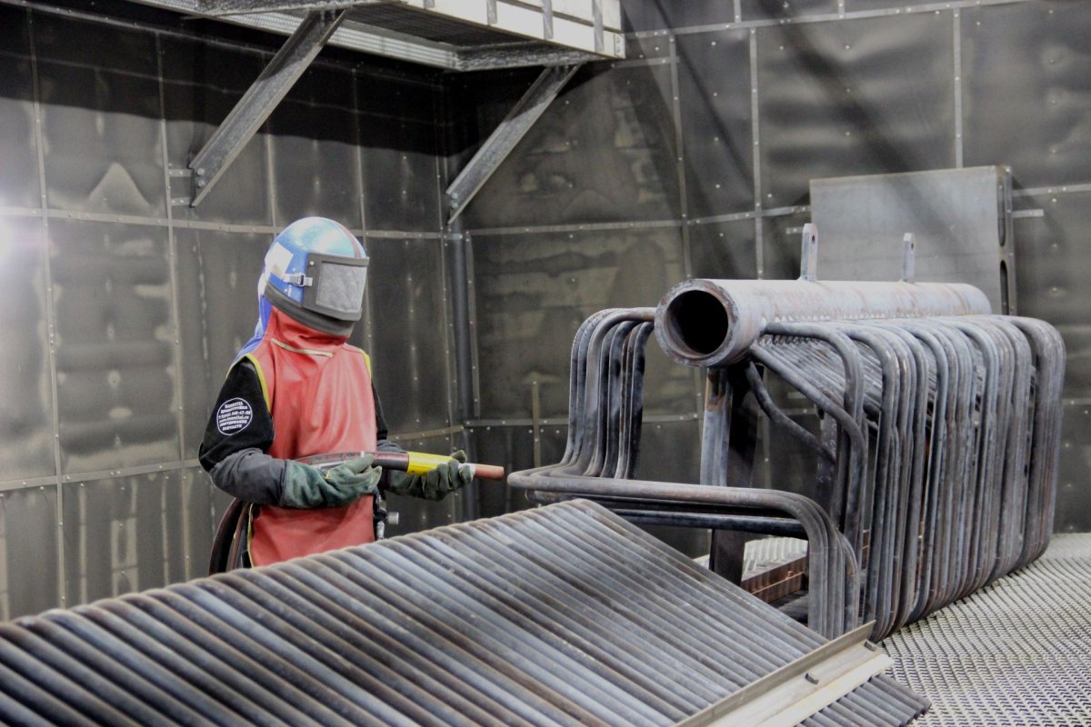 ВАЗ 2114 черная тонированная и рядом девушка