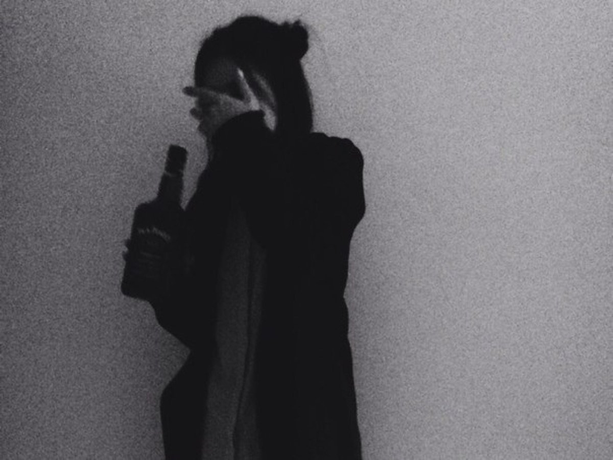 Парень с сигаретой без лица