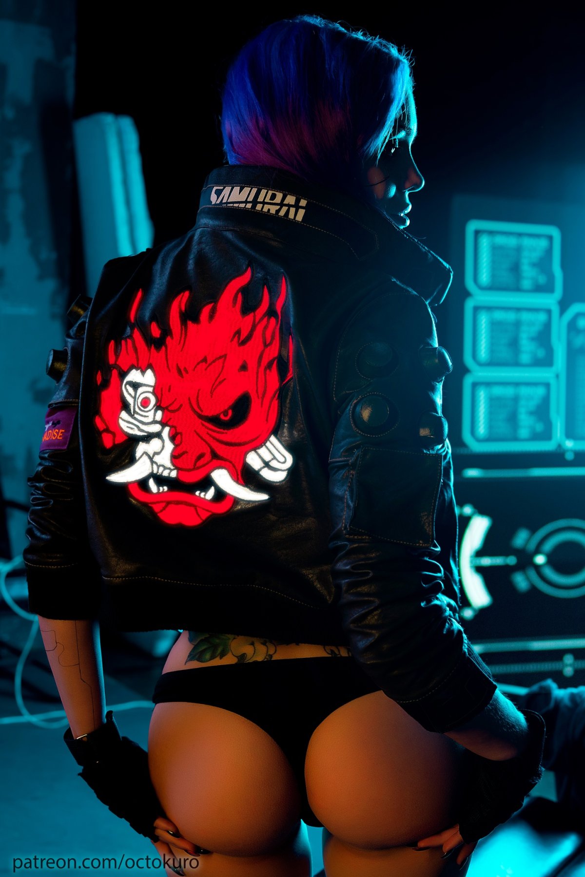 Девушка в капюшоне