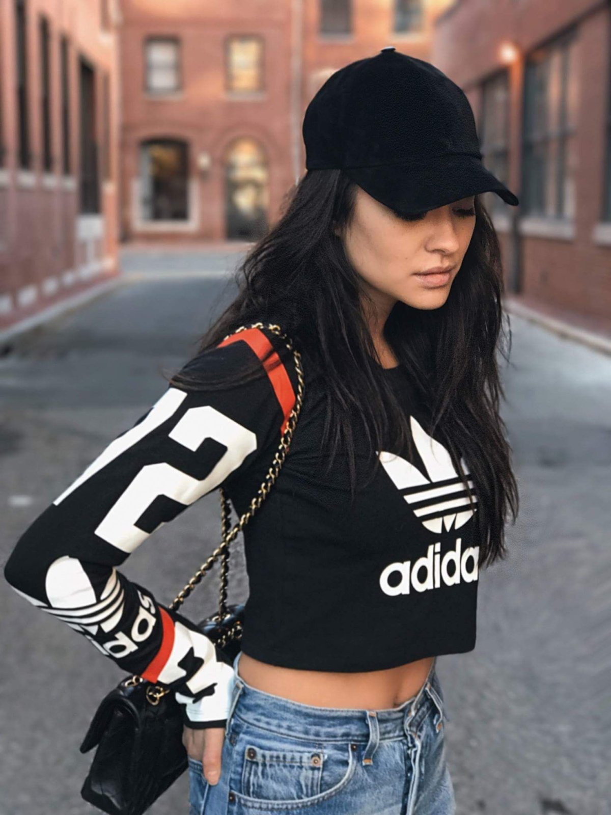 Девушка в военной фуражке