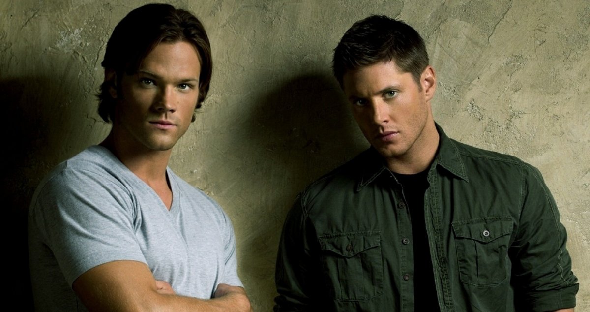 Дин и Сэм с логотипом сверхъестественное