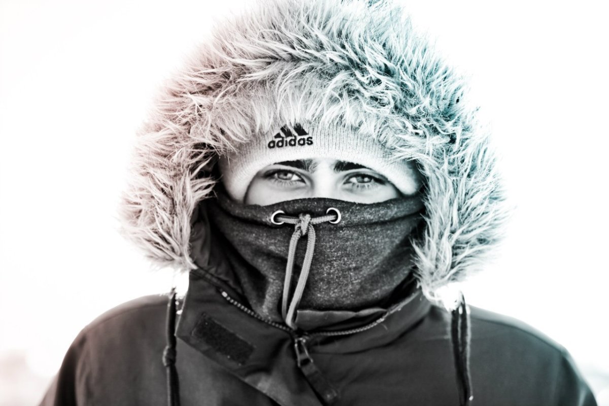 Парень в маске зимой