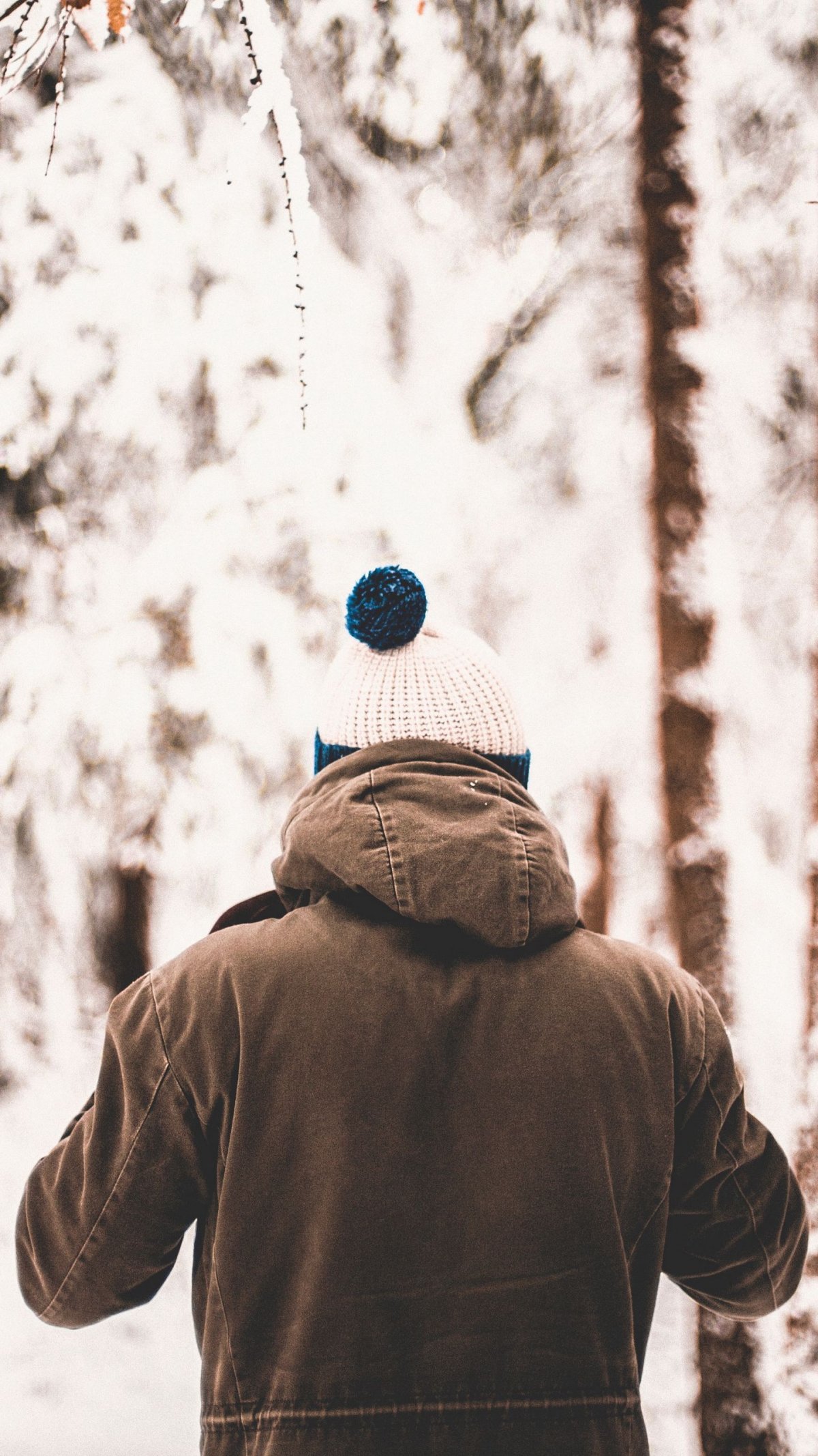 Парень с девушкой зимой