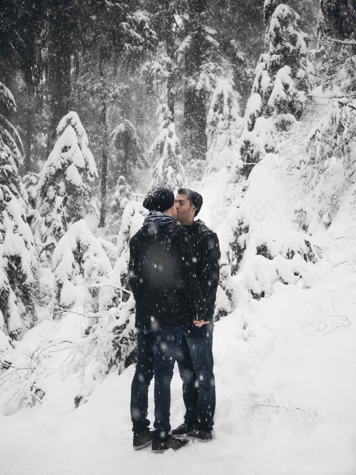 Одинокий парень зимой