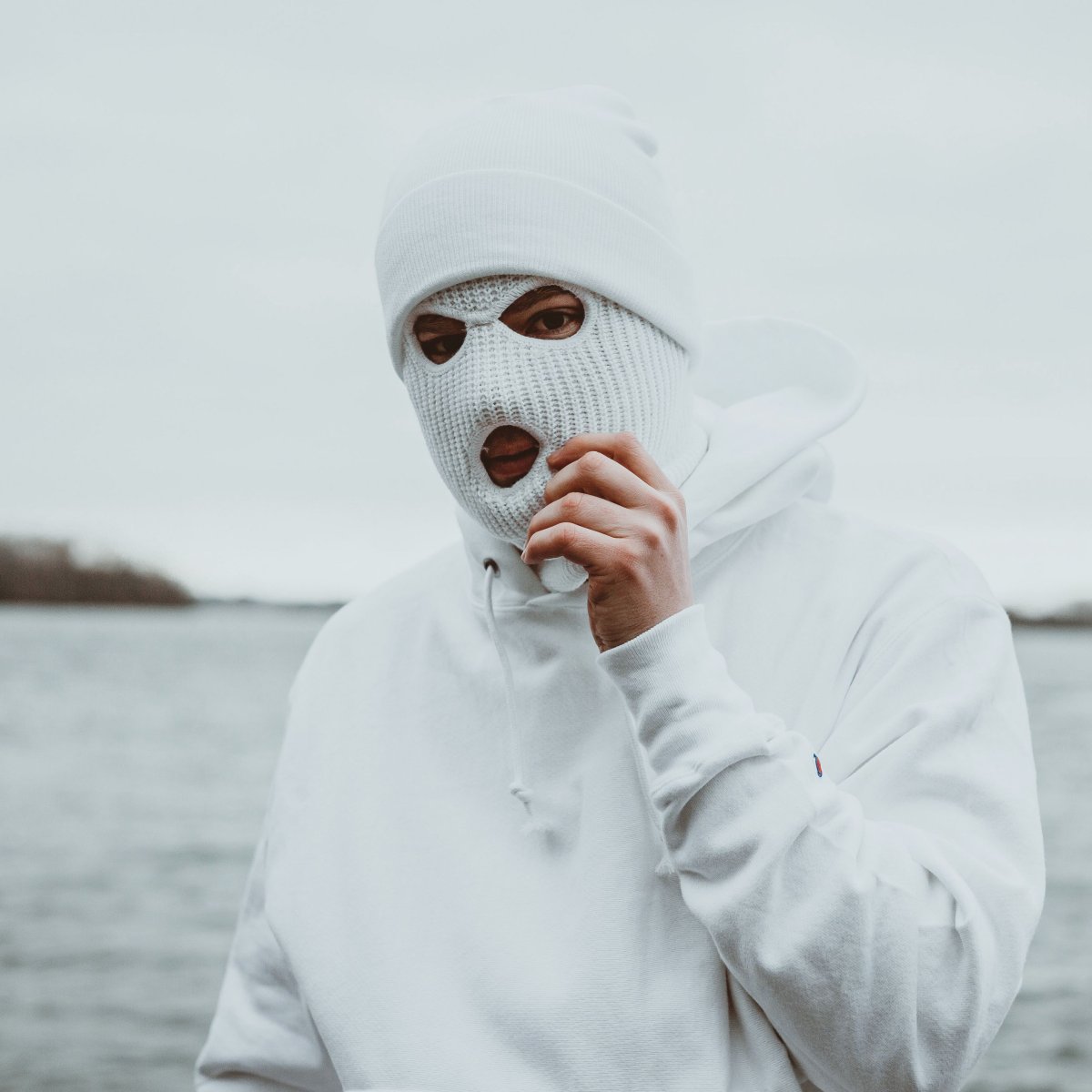 Держаться за руки зимой