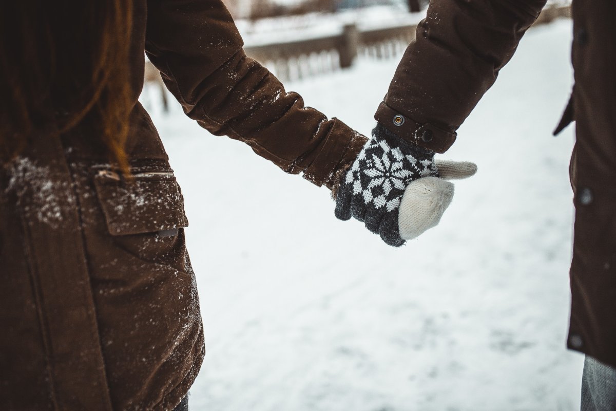 Парень в маске возле машины