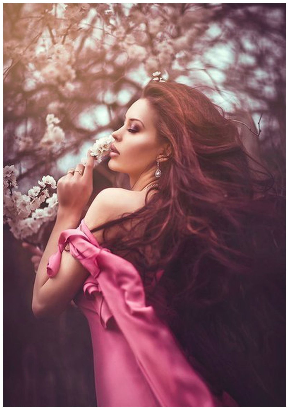 Блондинка с каре в очках