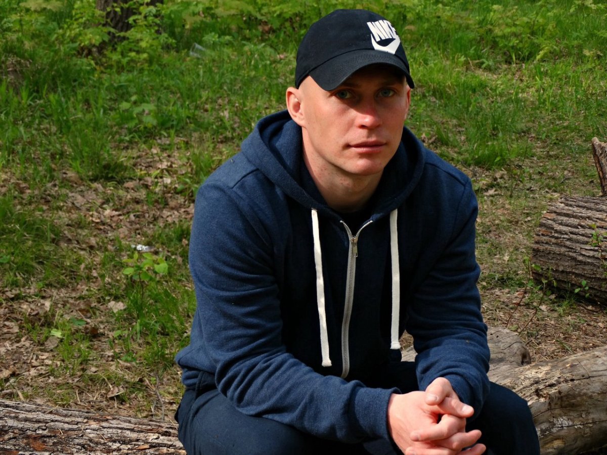 Парень в бейсболке и капюшоне