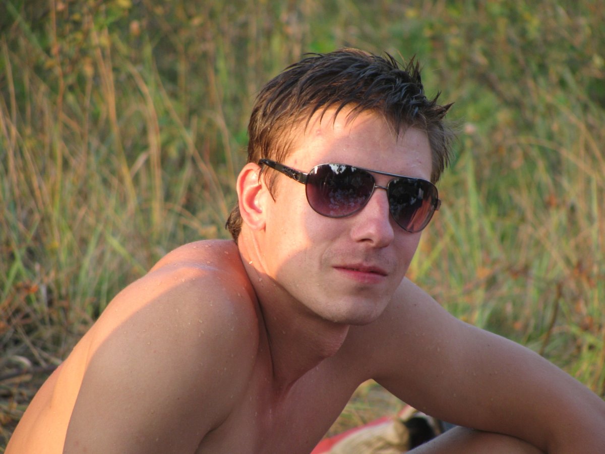 Обычный мужчина в очках