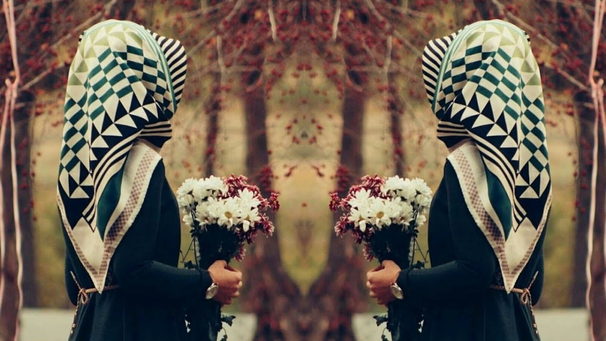 Мусульманки в платках со спины