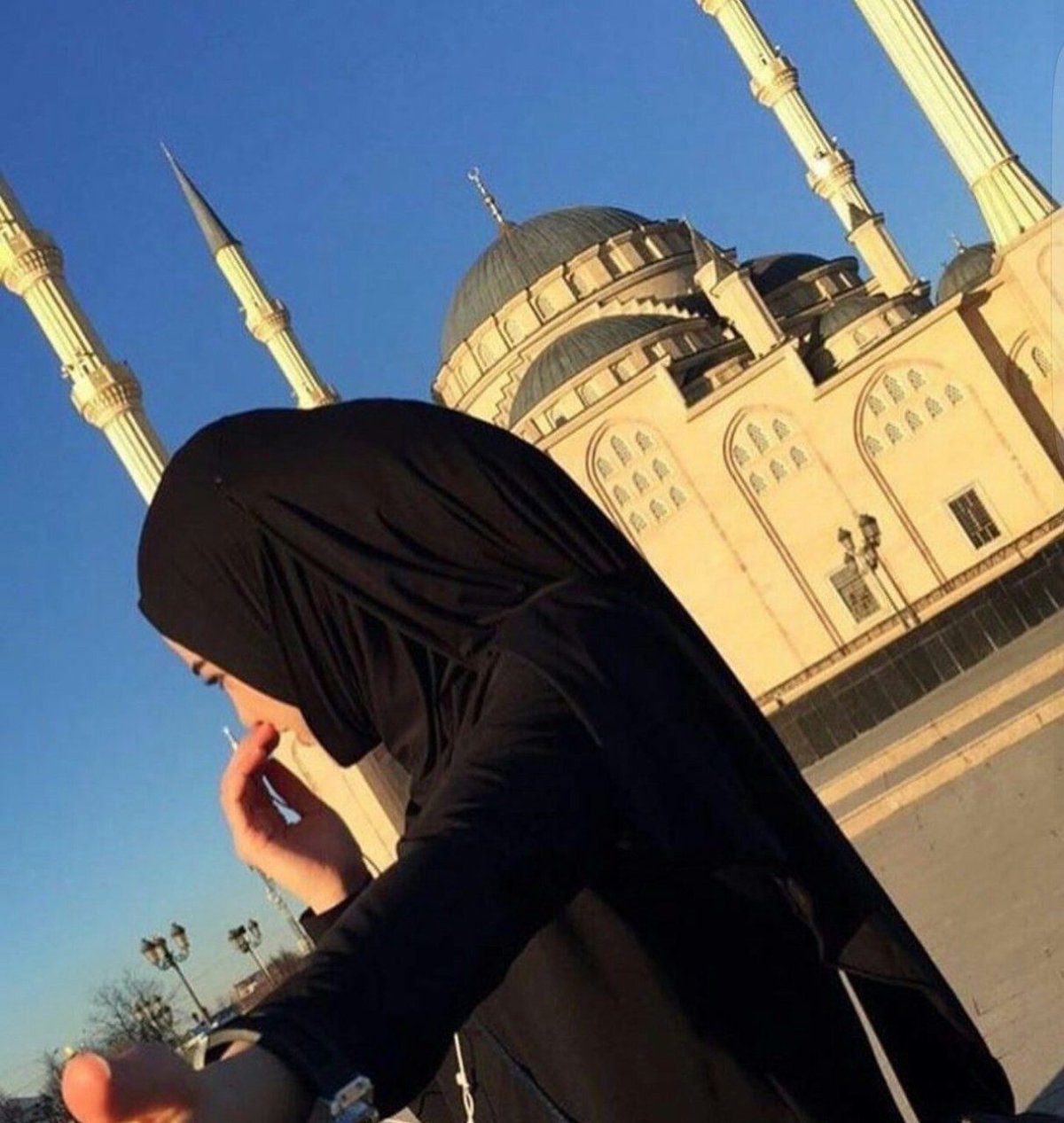 Женщина в белом хиджабе