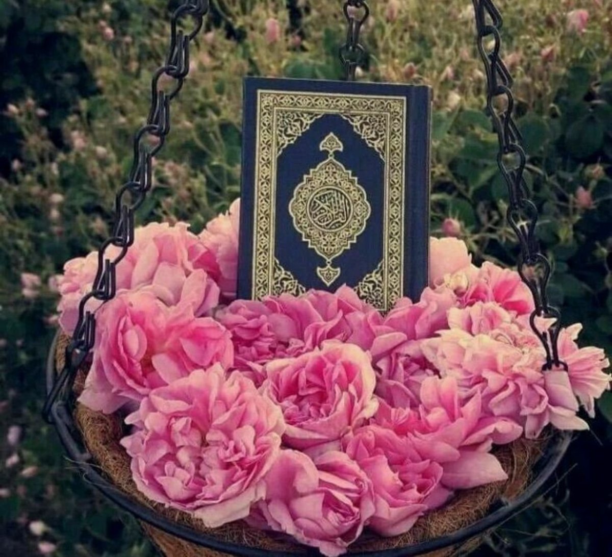 Девушка в хиджабе в мечети