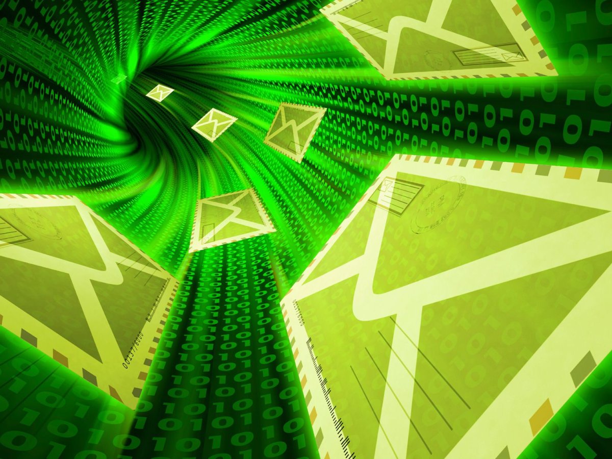 Значок почты на черном фоне