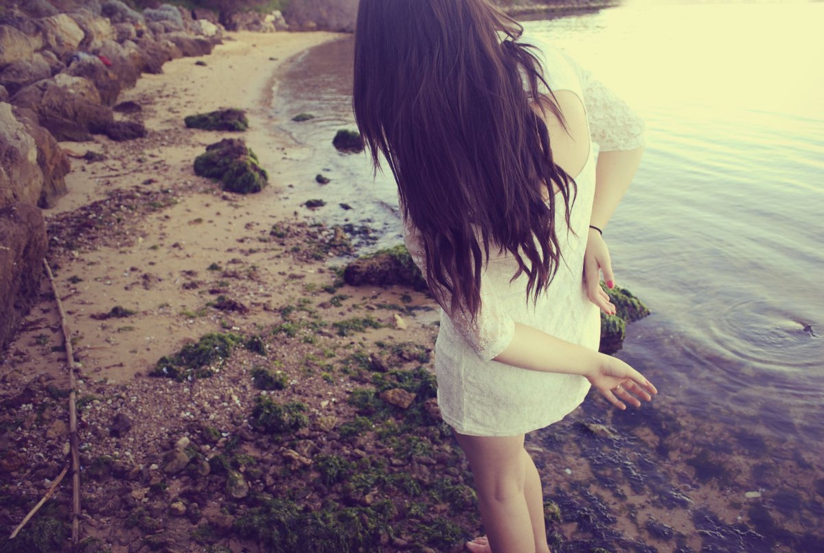 Девочка 14 лет со спины