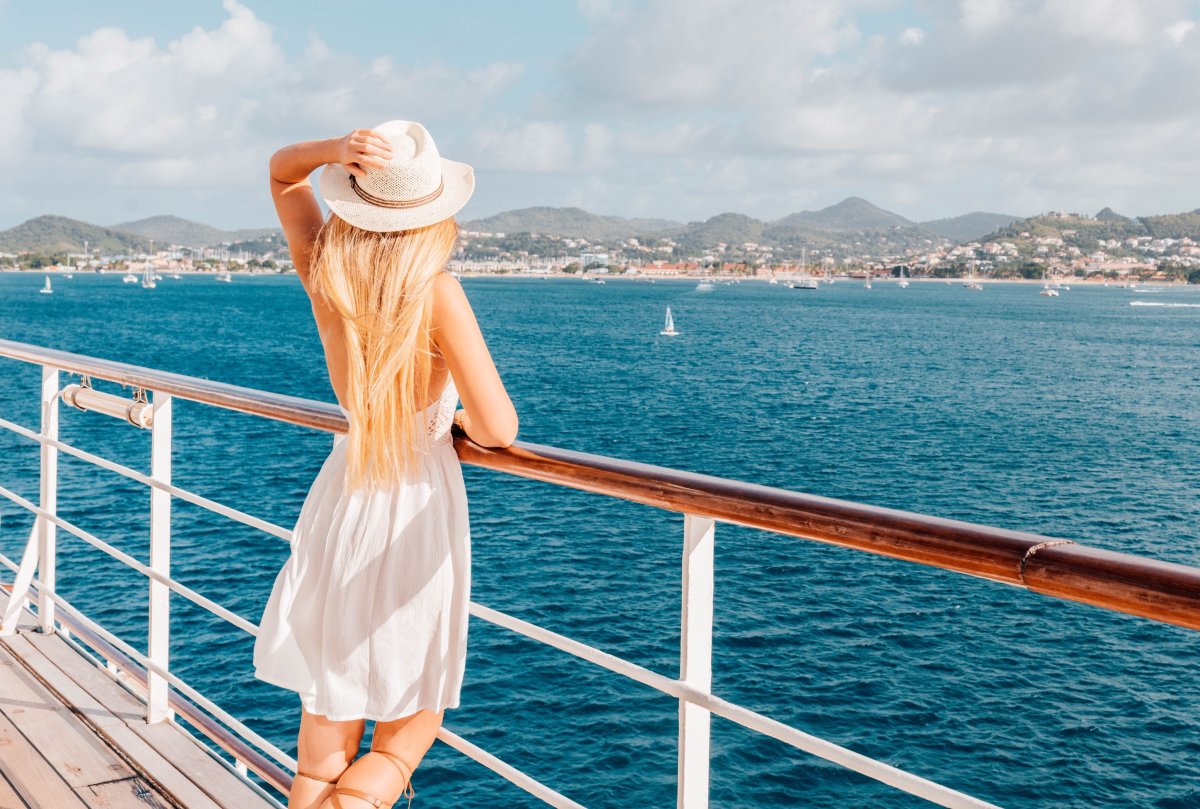 Блондинка в шляпе на море