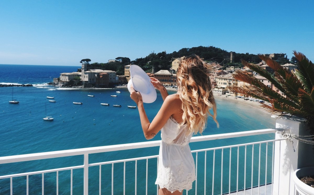 Девушка с видом на море