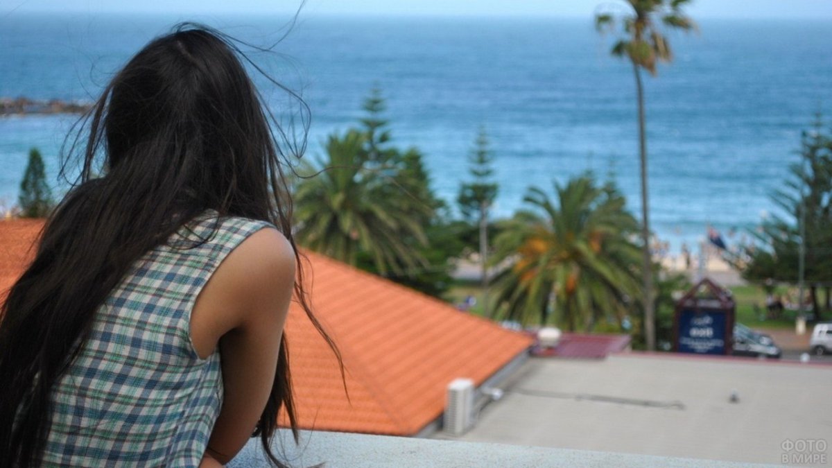 Девочка в купальнике без лица