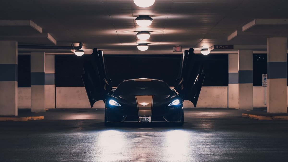 Машина на подземной парковке