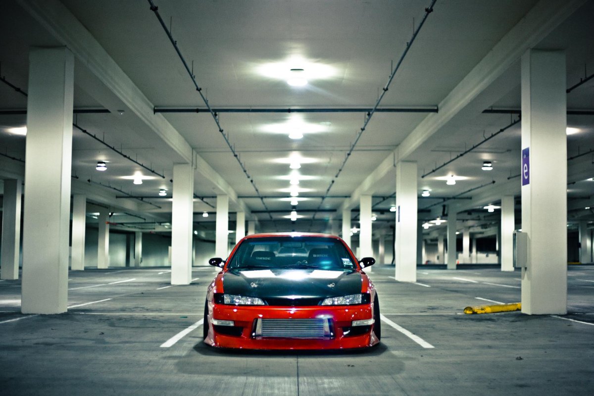 Машина в паркинге