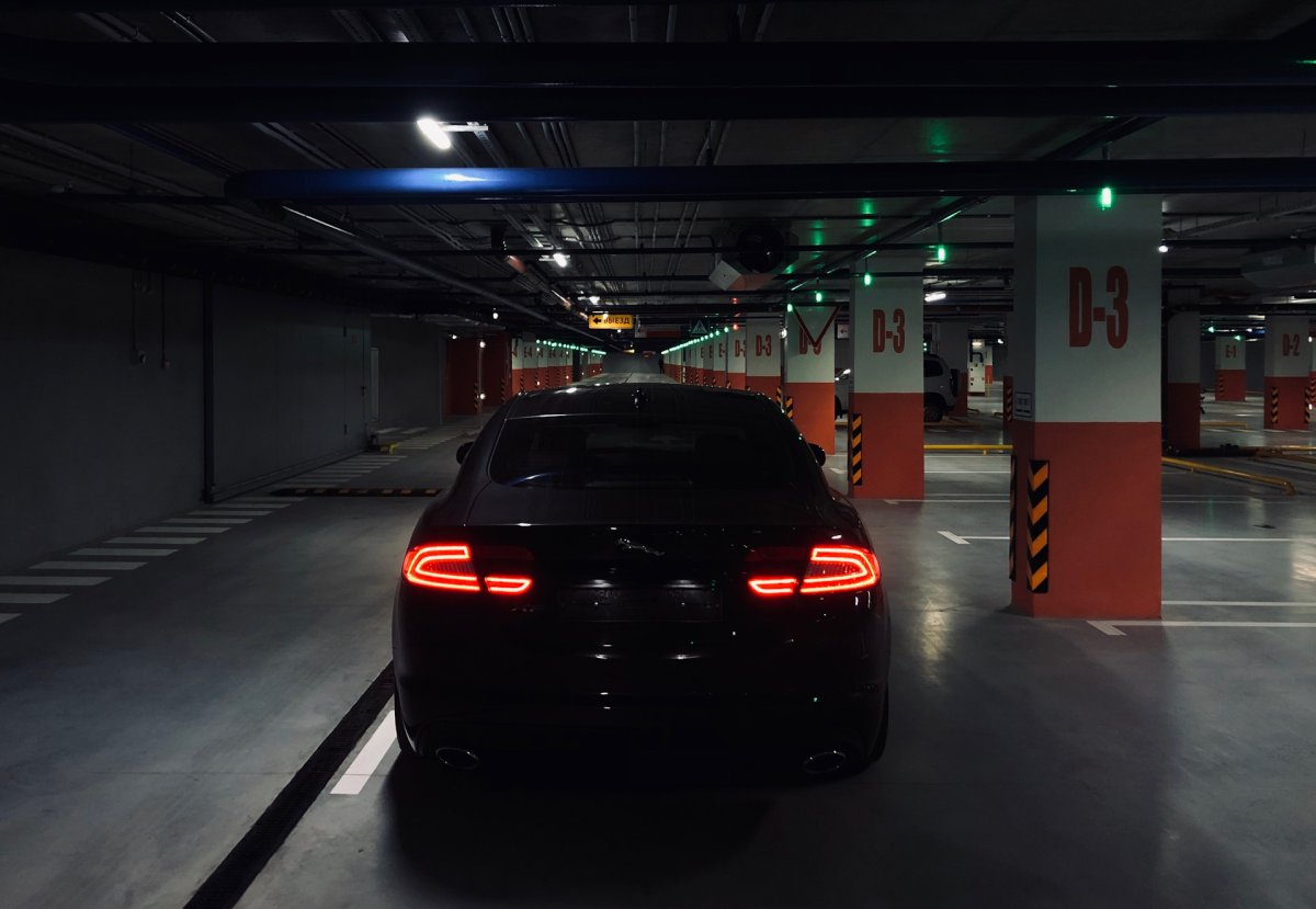 BMW e66 на парковке