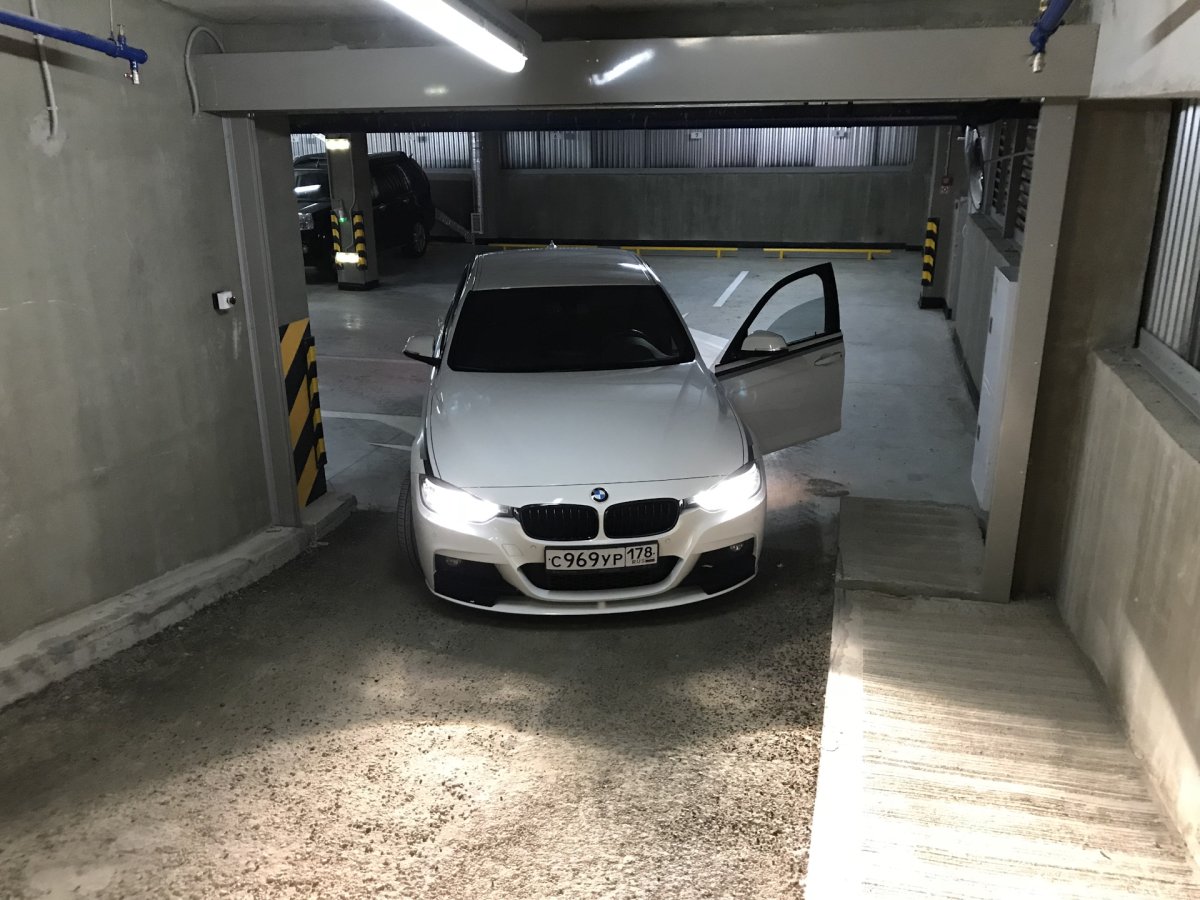 БМВ В подземном паркинге