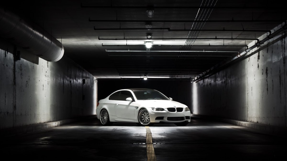 Белая BMW m3 в темноте