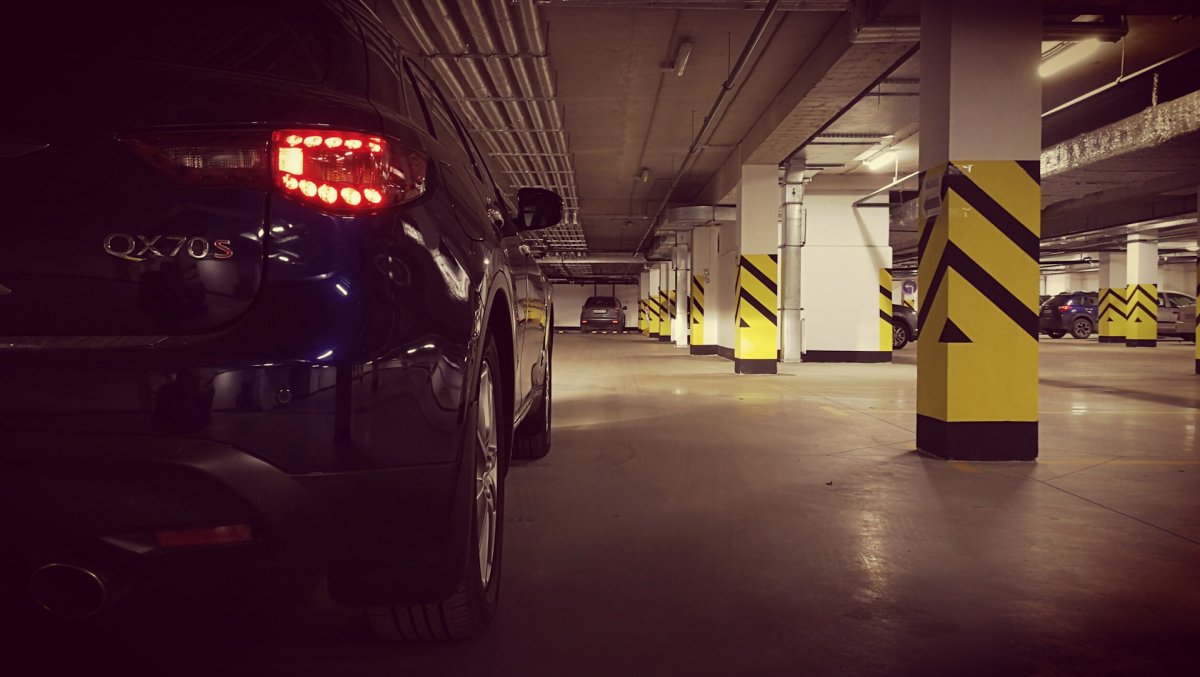 Стоковая BMW e39 в паркинге