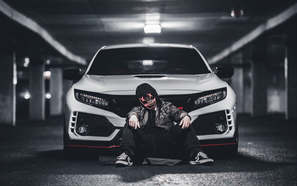 Парень в маске возле машины