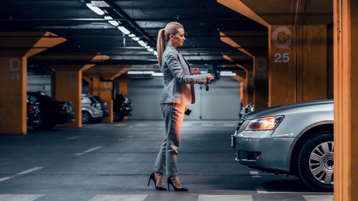 Девушка на подземной парковке