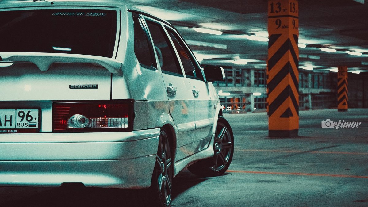 Черная ВАЗ 2112 И белая ВАЗ 2114