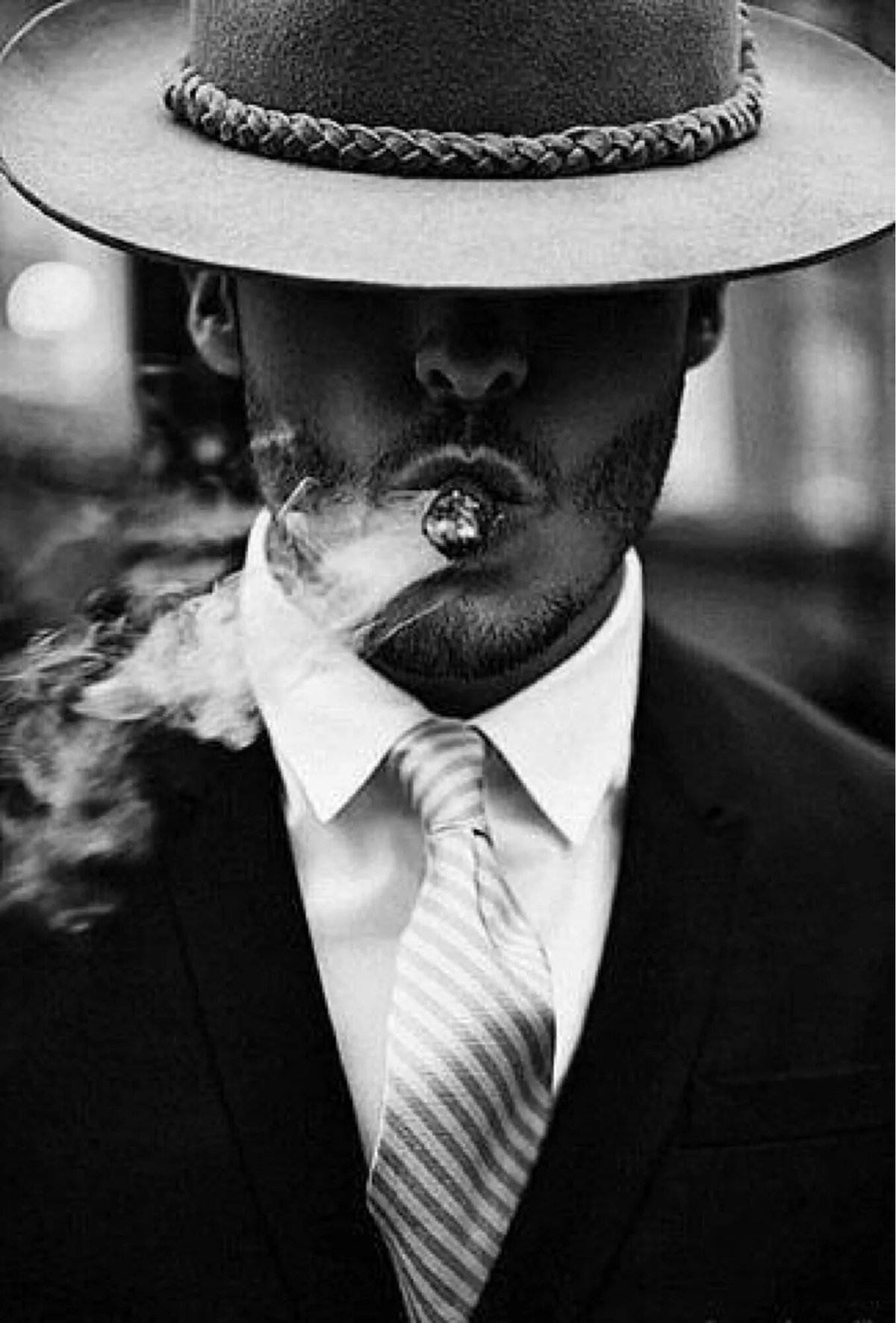 Мужчина в шляпе с сигарой