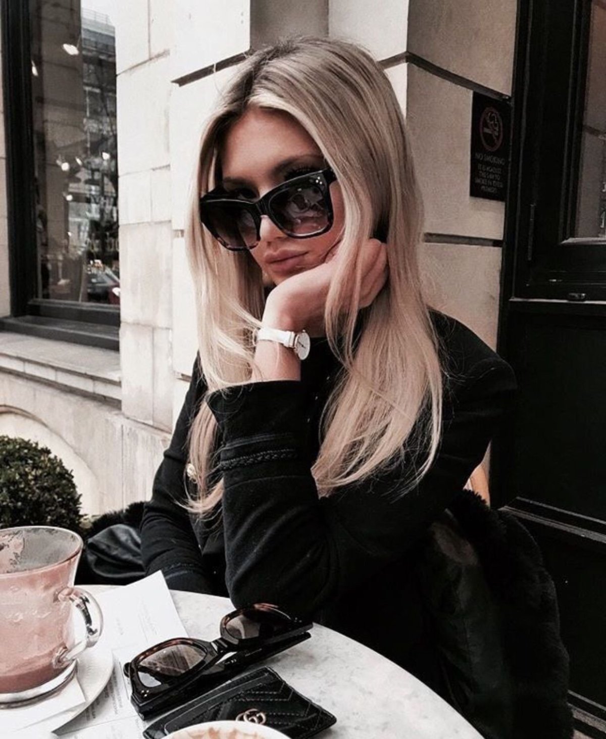 Блондинка в очках