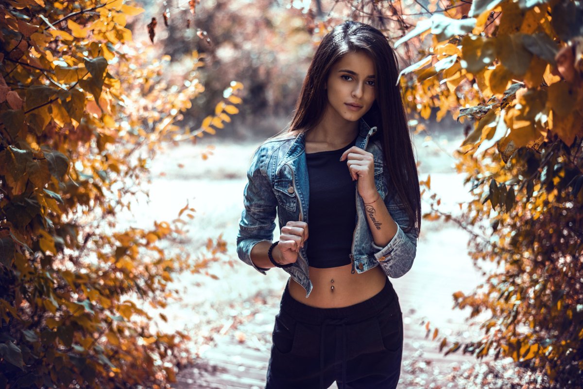 Крутая брюнетка