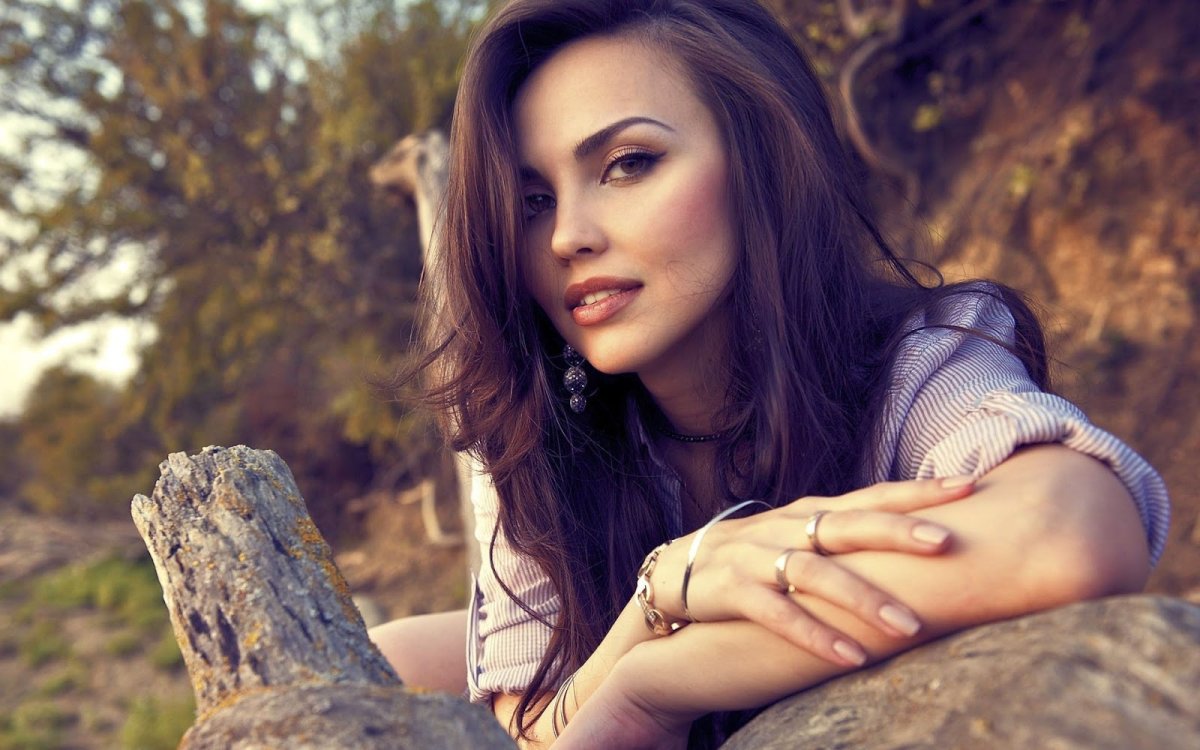 Девушка в майке и джинсах