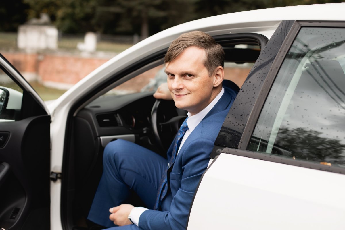 Строитель с голым торсом