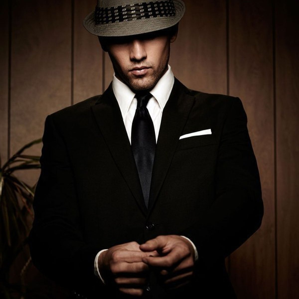 Парень в очках и шляпе