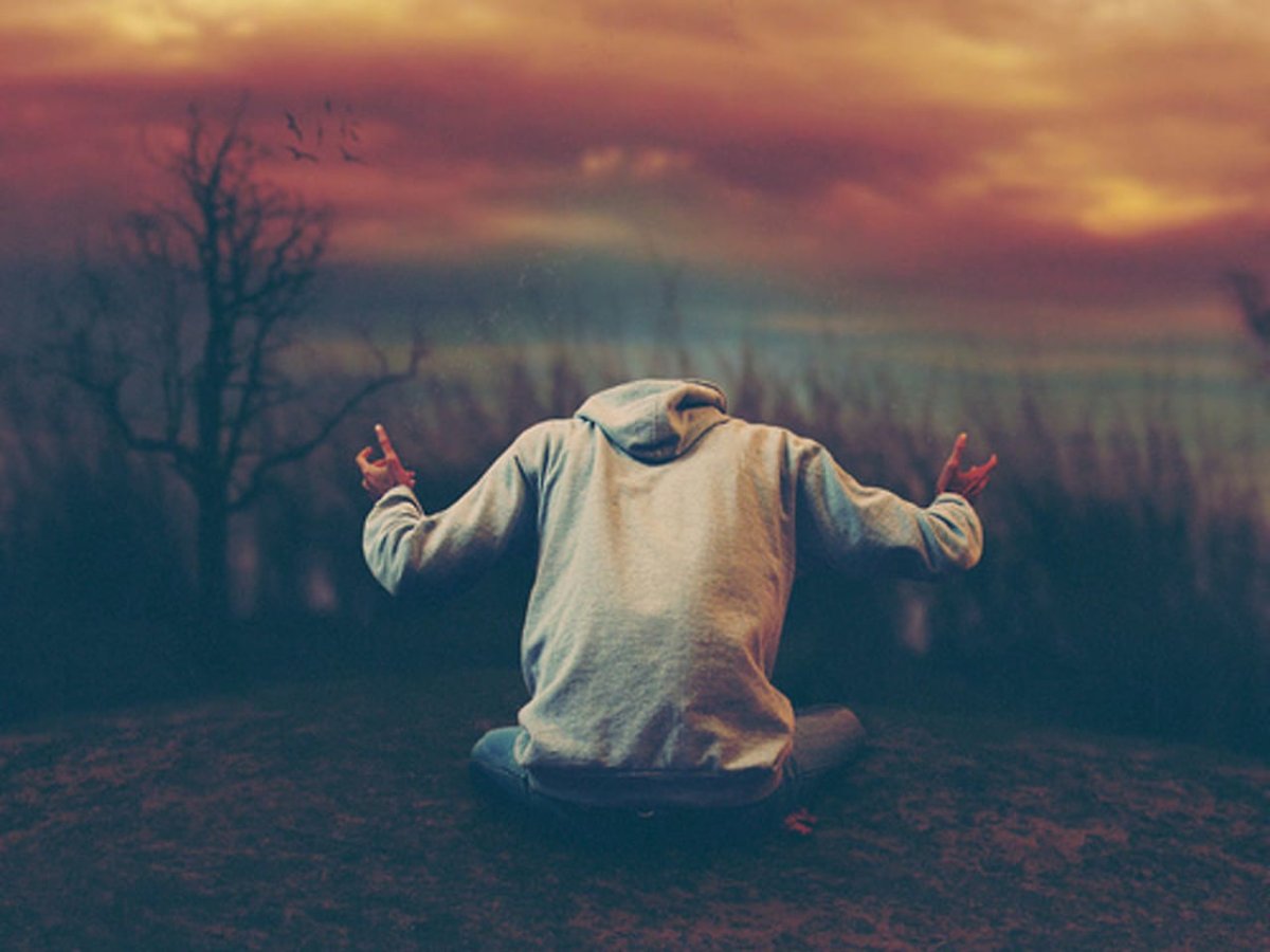 Парень возле церкви